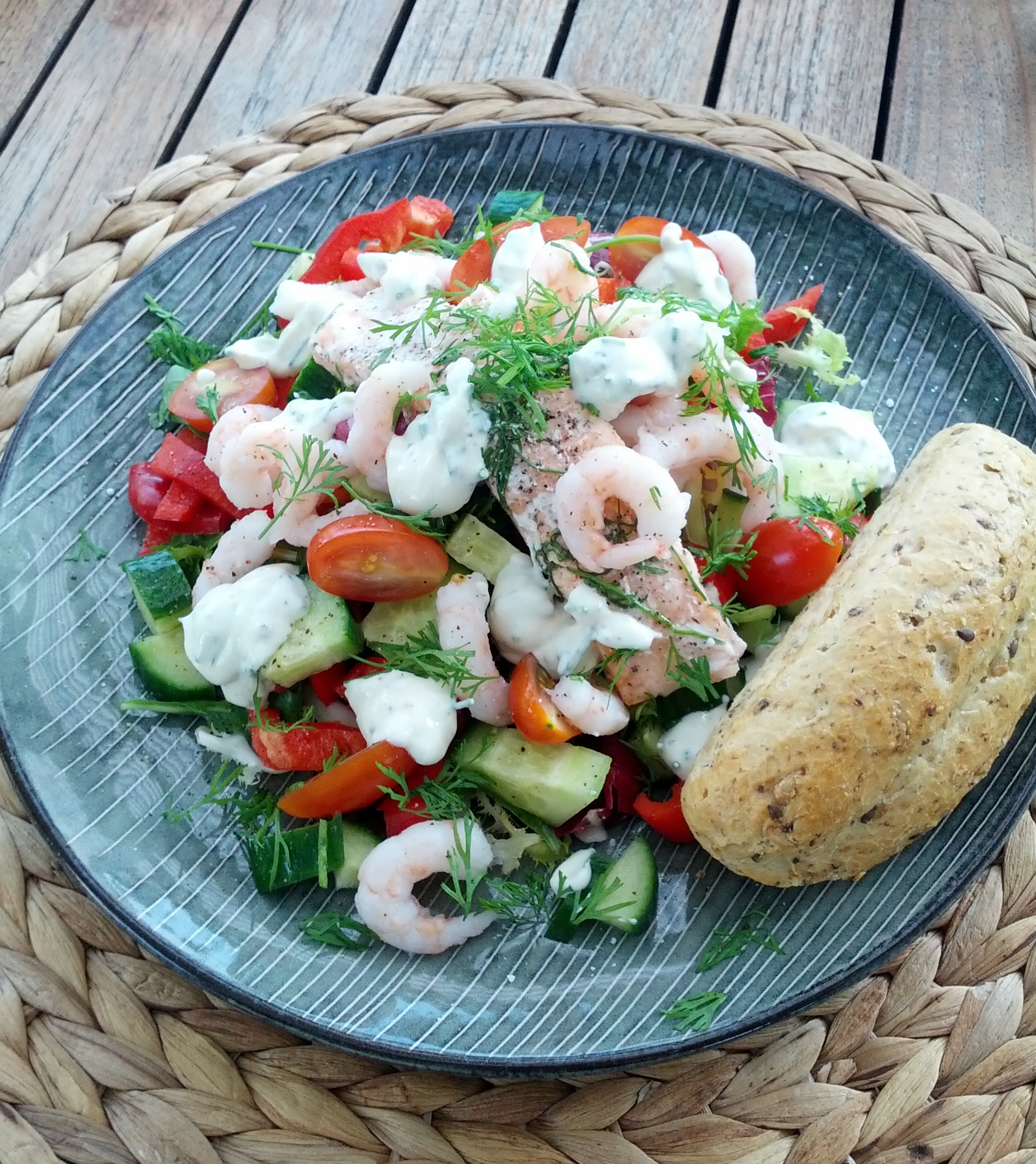 Salat rejer, dampet laks & purløgsdressing - Et Liv I Balance